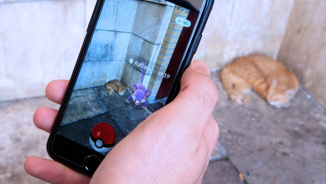 Игра Pokemon Go на экране мобильного телефона