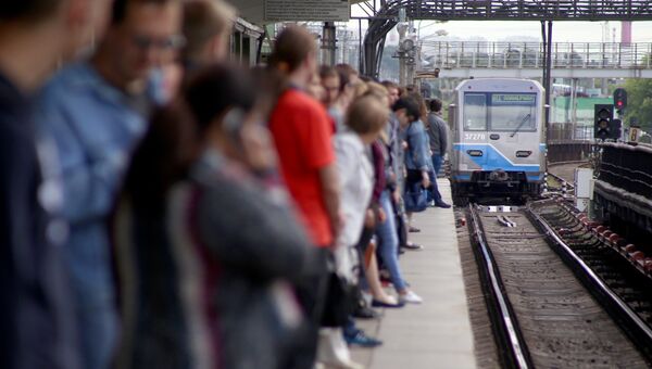 Пассажиры на платформе станции метро Выхино Таганско-Краснопресненской линии, где из-за пожара было приостановлено движение поездов