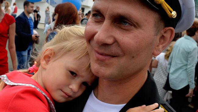 Командир гвардейского ракетного крейсера Варяг гвардии капитан 2-го ранга Алексей Ульяненко с дочерью Валерией после возвращения в главную базу Тихоокеанского флота в город Владивосток после успешного выполнения задач длительного дальнего похода Командир гвардейского ракетного крейсера Варяг гвардии капитан 2-го ранга Алексей Ульяненко с дочерью Валерией после возвращения в главную базу Тихоокеанского флота в город Владивосток после успешного выполнения задач длительного дальнего похода