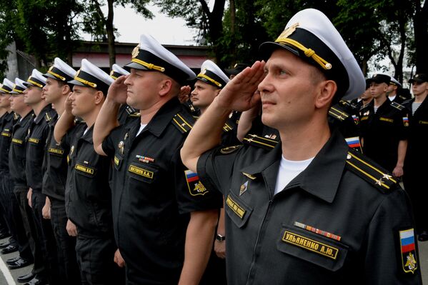 Моряки гвардейского ракетного крейсера Варяг во время торжественной церемонии встречи в честь возвращения в главную базу Тихоокеанского флота в город Владивосток