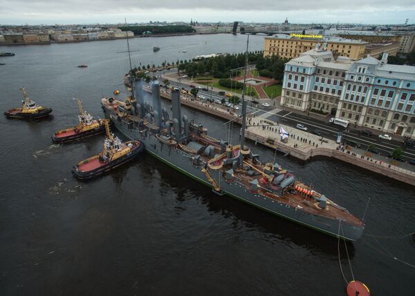 Буксировка крейсера Аврора к месту постоянной стоянки у Петроградской набережной Буксировка крейсера Аврора к месту постоянной стоянки у Петроградской набережной