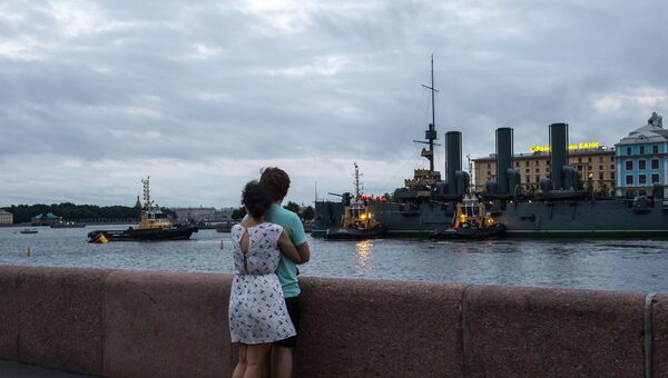 Корабль-музей крейсер первого ранга Аврора прибыл на постоянную стоянку у Петроградской набережной