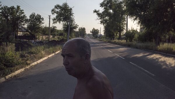 Мужчина на одной из улиц в поселке Донецкой области. Архивное фото