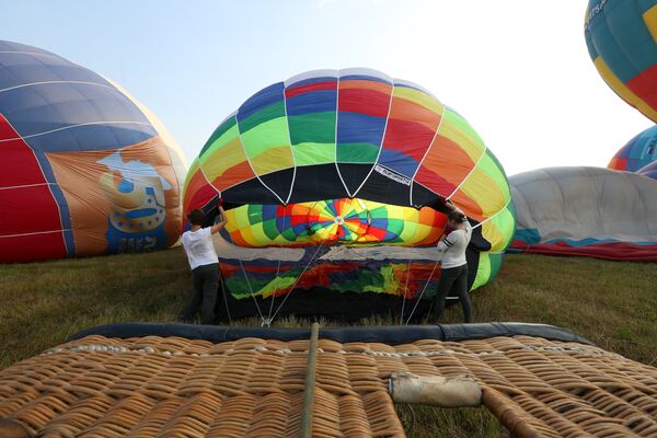 Воздухоплаватели готовятся к полетам на воздушных шарах на 15-м Фестивале воздухоплавания Золотое кольцо России в Переславле-Залесском