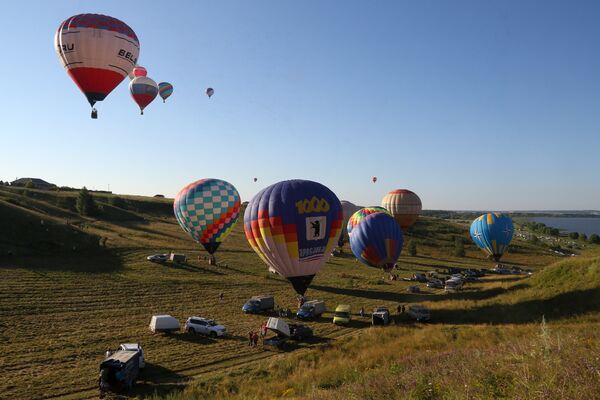 Воздухоплаватели готовятся к полетам на воздушных шарах на 15-м Фестивале воздухоплавания Золотое кольцо России в Переславле-Залесском