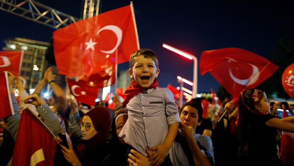 Cторонники президента Турции Тайипа Эрдогана во время проправительственной демонстрации на площади Таксим в Стамбуле. Архивное фото