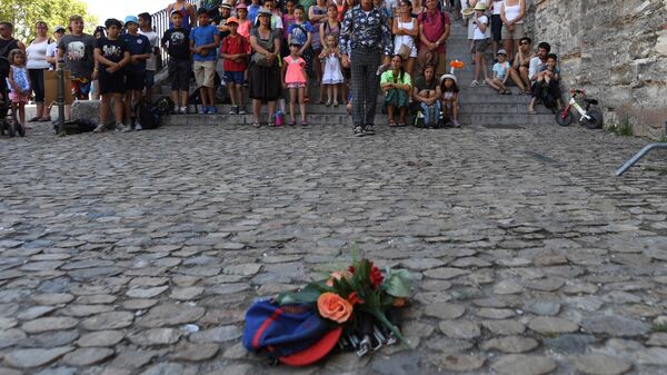Участники минуты молчания по жертвам теракта в Ницце в городе Авиньоне. Архивное фото