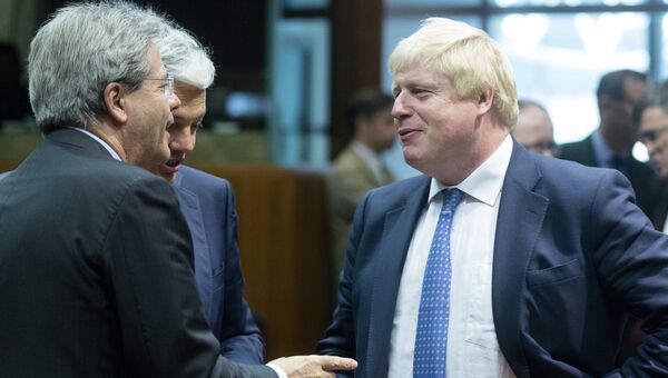 Главы МИД Италии Паоло Джентилони и Великобритании Борис Джонсон перед началом заседания совета министров иностранных дел стран ЕС в Брюсселе. 18 июля 2016