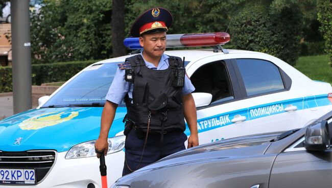 Сотрудник полиции в Казахстане. Архивное фото