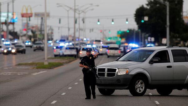 Полицейский недалеко от места стрельбы в Батон-Руж, штат Луизиана. 17 июля 2016