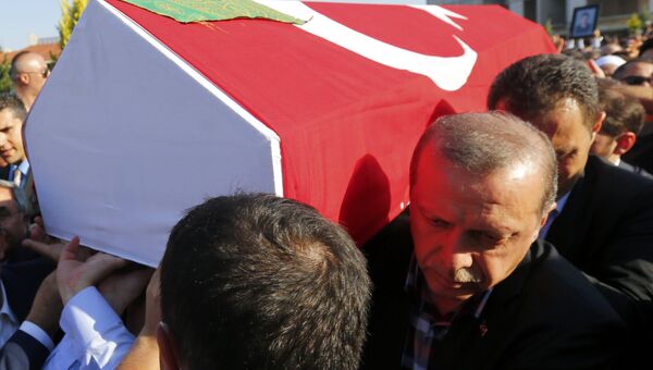 Президент Турции Реджеп Тайип Эрдоган помогает нести гроб на похоронах жертв военного переворота в Стамбуле. 17 июля 2016