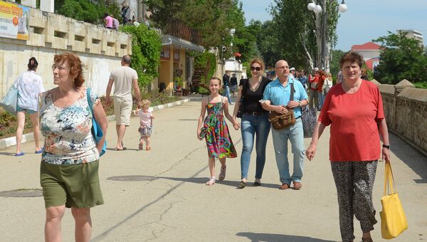 Жители и туристы на центральной набережной Феодосии. Архивное фото