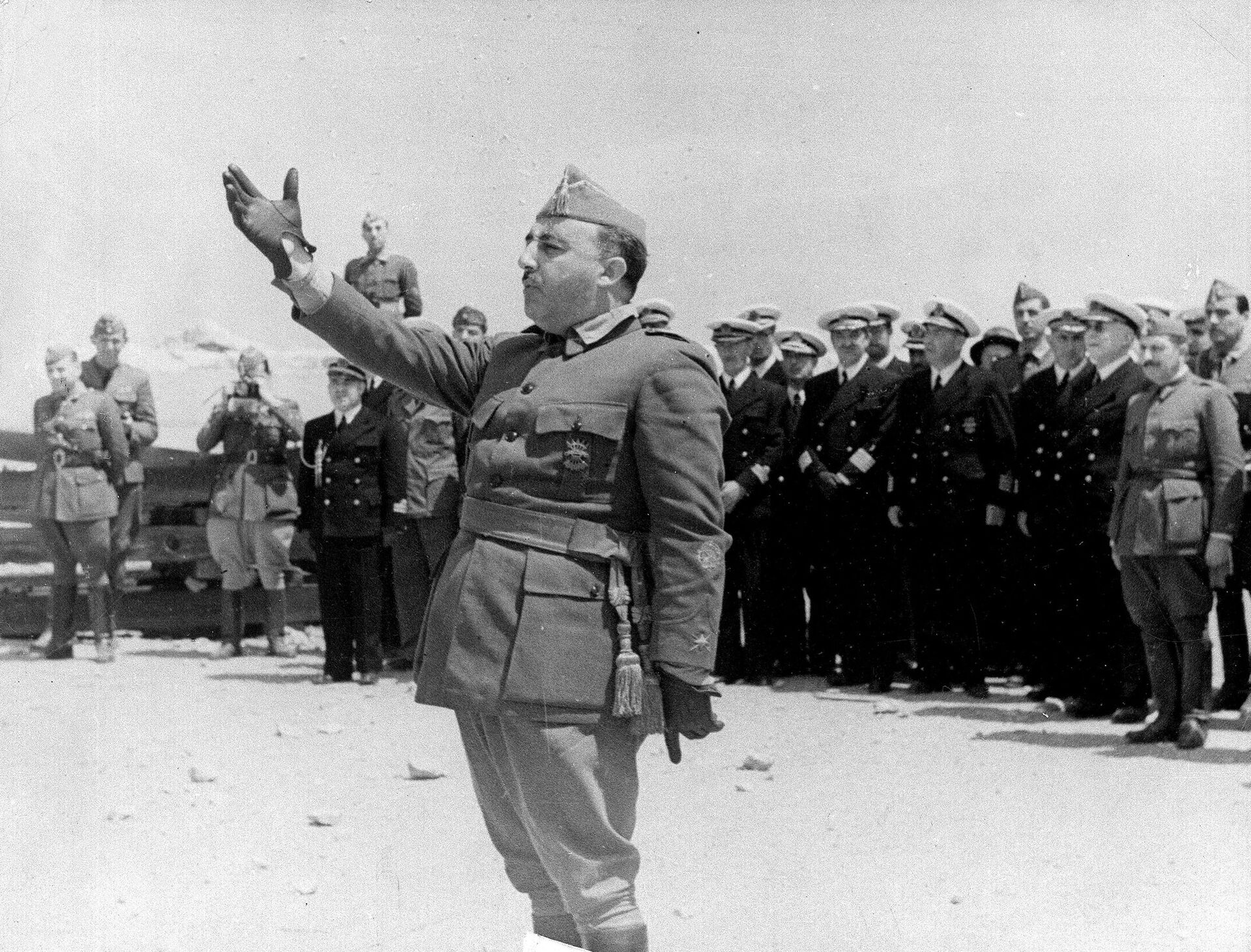 Генералиссимус Франциско Франко у города Винарос. 26 июля 1938 года Генералиссимус Франциско Франко у города Винарос. 26 июля 1938 года - РИА Новости, 1920, 15.04.2025