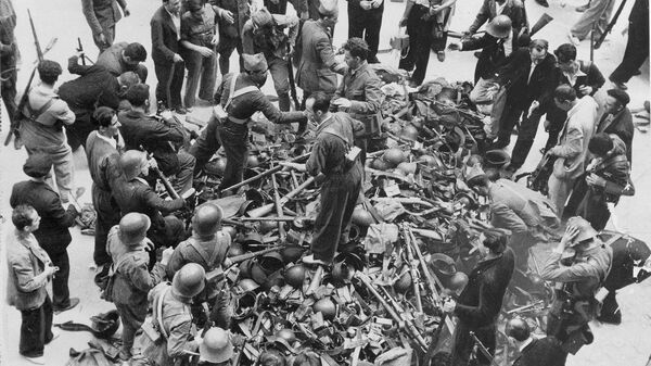 Раздача оружия добровольцам в Мадриде в начале гражданской войны в Испании. 28 июля 1936 года 