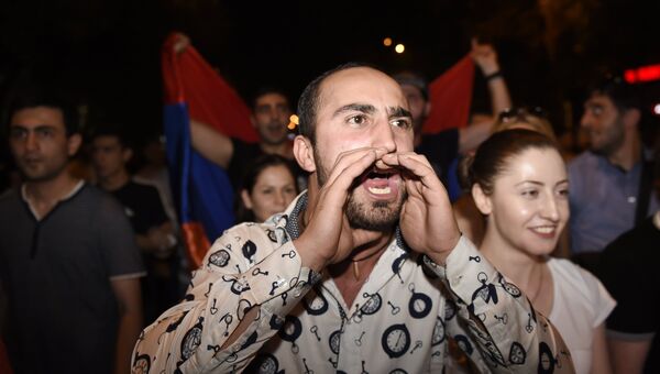 Гражданские активисты, недовольные сложившейся внутриполитической ситуацией и задержанием полицией нескольких десятков человек, в Ереване