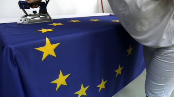 Швея гладит флаг Евросоюза. Архивное фото