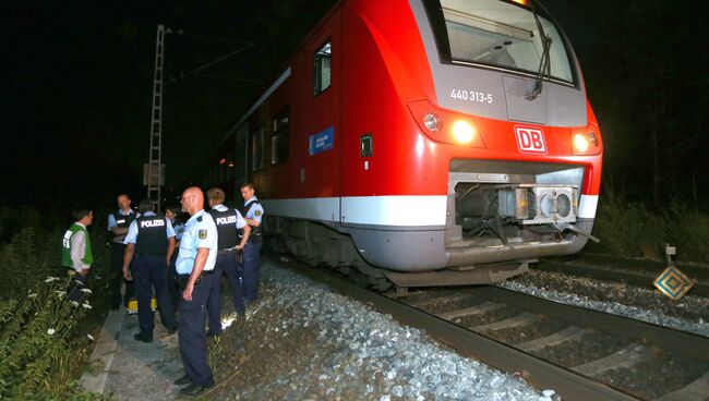 Сотрудники полиции возле поезда в Вюрцбурге, где произошло нападение на пассажиров. 18 июля 2016