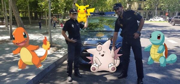 Сотрудники испанской полиции с персонажами Pokemon Go