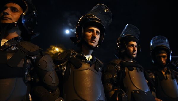 Полицейские стоят в оцеплении во время шествия гражданских активистов в Ереване