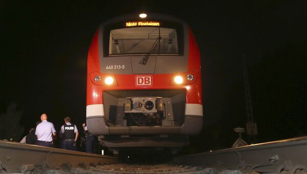 Работники службы спасения возле поезда в Вюрцбурге, где произошло нападение на пассажиров. 18 июля 2016