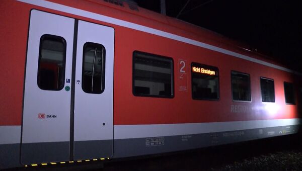 Мужчина с топором напал на пассажиров поезда в Германии. Кадры с места ЧП