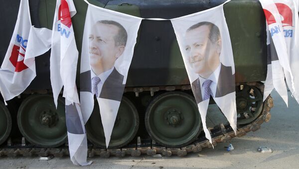 Портреты президента Турции Тайипа Эрдогана на бронетранспортере у здания парламента в Анкаре