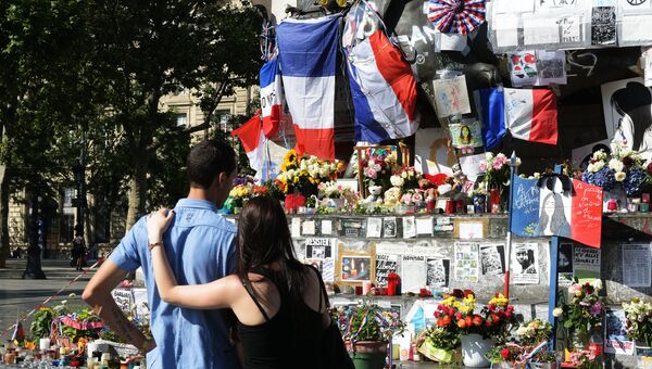 вечи и цветы на площади Республики в Париже в память о погибших в результате теракта в Ницце 14 июля 2016 года