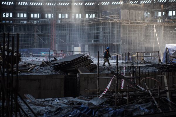 Рабочий на строительной площадке Большой спортивной арены Лужники в Москве, где проходят работы по реконструкции стадиона