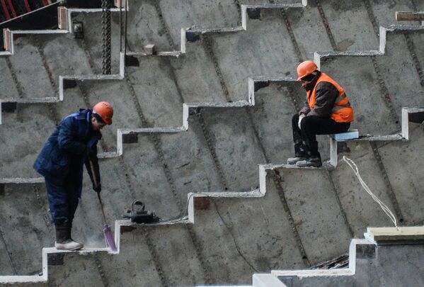 Рабочие на строительной площадке Большой спортивной арены Лужники в Москве