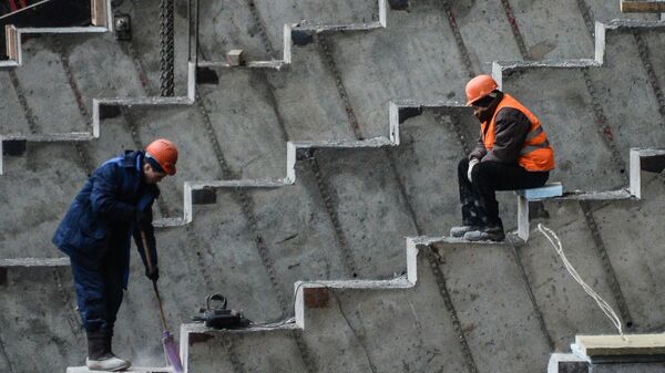Рабочие на строительной площадке Большой спортивной арены Лужники в Москве