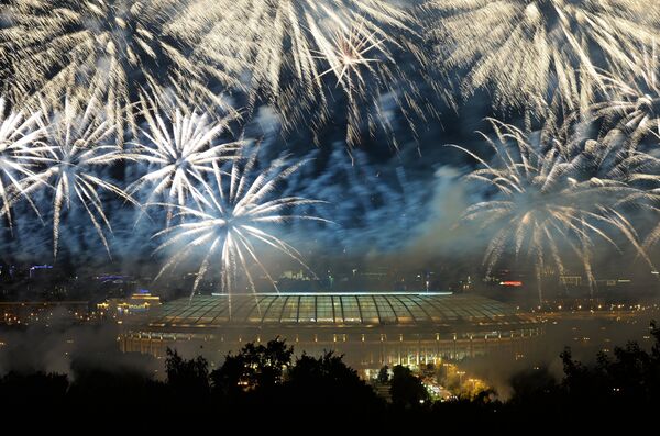 Салют над стадионом Лужники во время церемонии открытия XIV чемпионата мира по легкой атлетике в Москве
