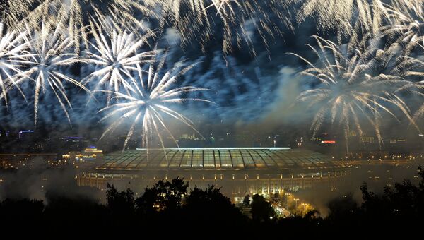 Салют над стадионом Лужники во время церемонии открытия XIV чемпионата мира по легкой атлетике в Москве