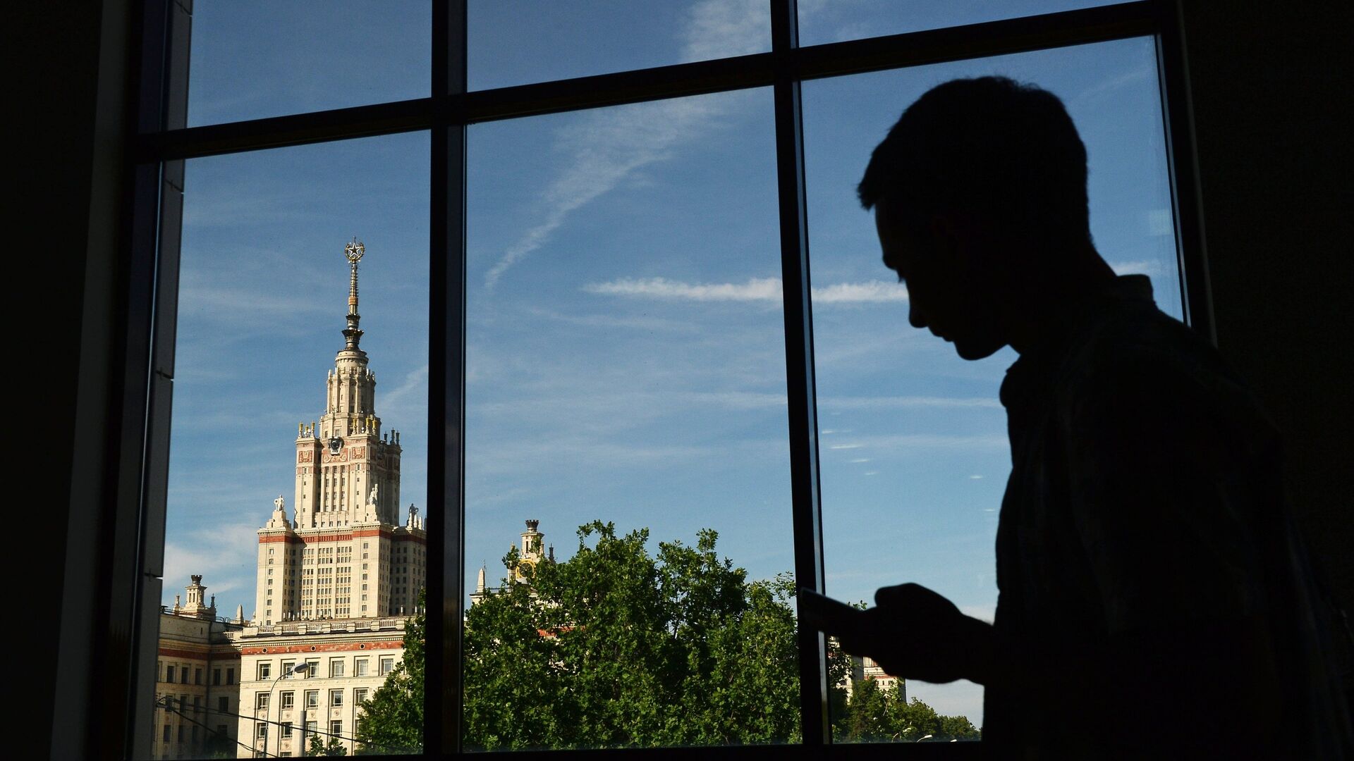 Вид на здание Московского государственного университета имени М.В. Ломоносова из ломоносовского корпуса - РИА Новости, 1920, 27.05.2021