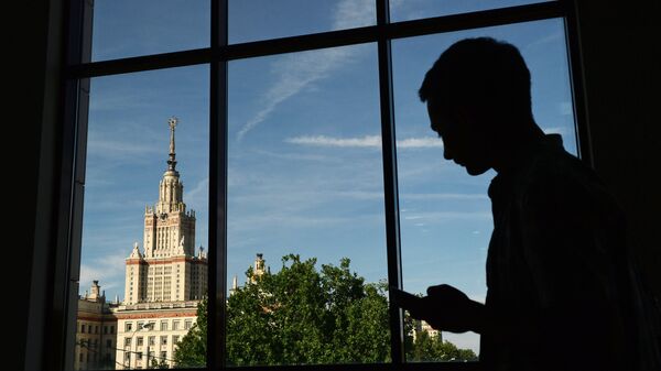 Вид на здание Московского государственного университета имени М.В. Ломоносова из ломоносовского корпуса. Архивное фото