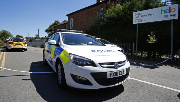Полицейские автомобили на месте перестрелки в Линкольншире, Англия. 19 июля 2016