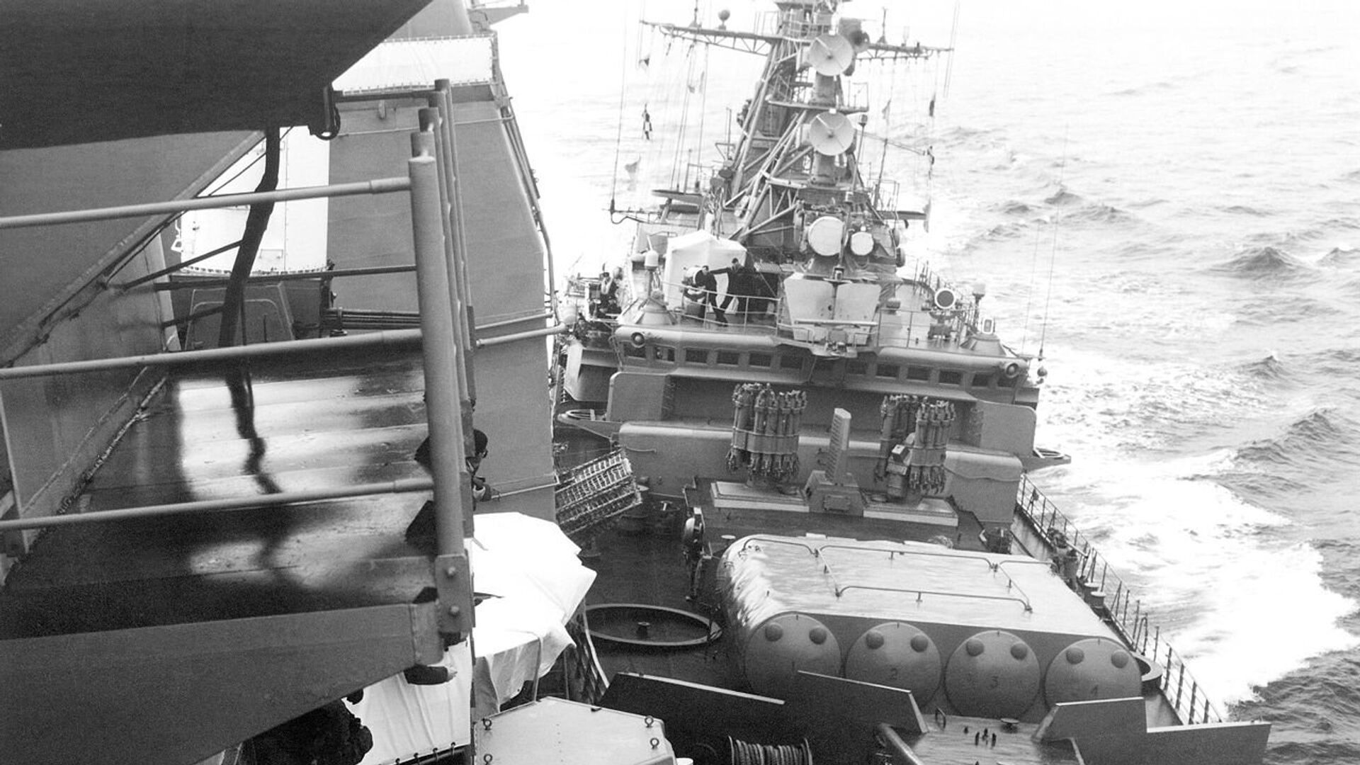 Сторожевой корабль Черноморского флота Беззаветный таранит американский ракетный крейсер Йорктаун . 12 февраля 1988 года - РИА Новости, 1920, 23.06.2021