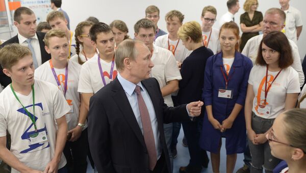 Президент РФ В. Путин посетил образовательный центр Сириус в Сочи