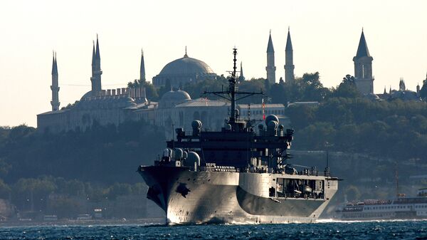 Флагманский корабль 6-го флота США USS Mount Whitney в проливе Босфор. 2008 год