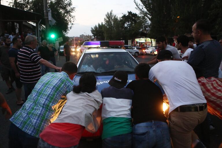 Ситуация близ захваченного в Ереване здания полка полиции Ситуация близ захваченного в Ереване здания полка полиции