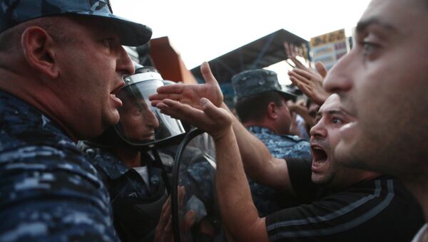 Ситуация близ захваченного в Ереване здания полка полиции. Архивное фото