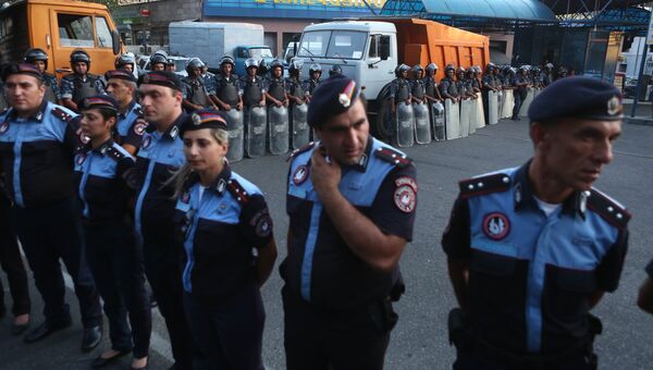 Сотрудники правоохранительных органов на улице близ захваченного в Ереване здания полка патрульно-постовой службы