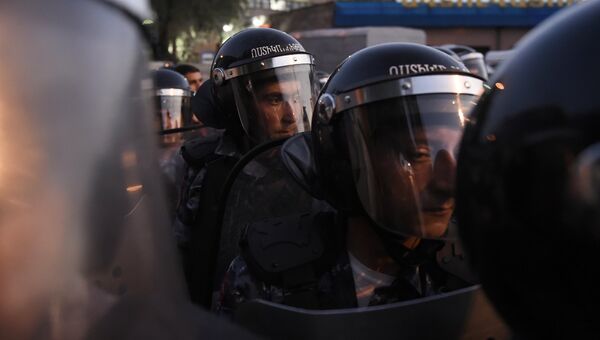 Группа полицейского спецназа на улице близ захваченного в Ереване здания полка патрульно-постовой службы