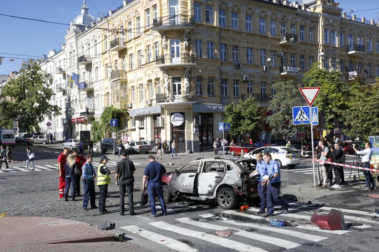 Сотрудники правоохранительных органов на месте взрыва автомобиля, в результате которого погиб журналист Павел Шеремет. Киев, Украина. 20 июля 2016