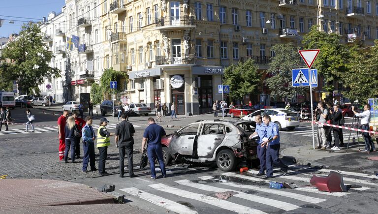 Сотрудники правоохранительных органов на месте взрыва автомобиля, в результате которого погиб журналист Павел Шеремет. Киев, Украина. 20 июля 2016