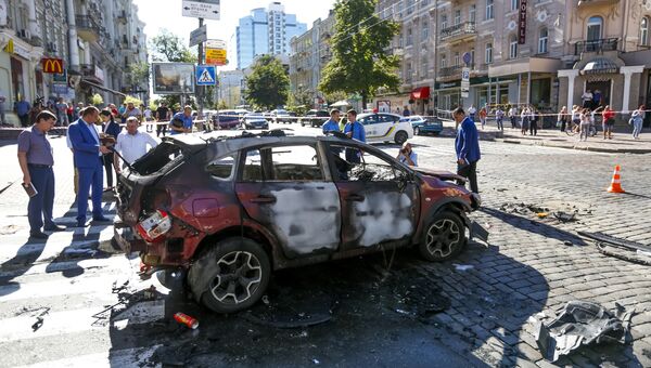Сотрудники правоохранительных органов на месте взрыва автомобиля, в результате которого погиб журналист Павел Шеремет. Киев, Украина. 20 июля 2016