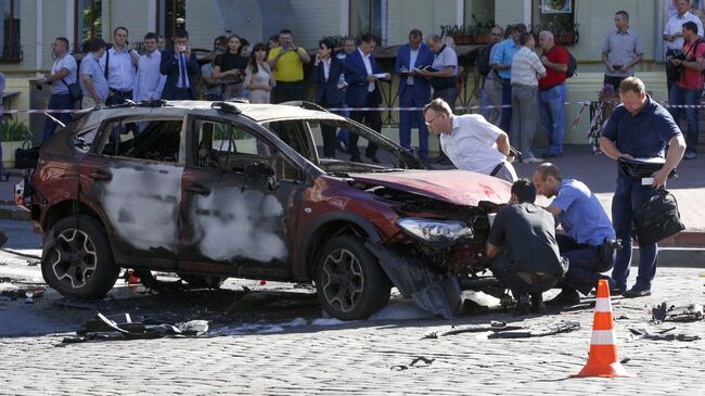 Сотрудники правоохранительных органов на месте взрыва автомобиля, в результате которого погиб журналист Павел Шеремет. Киев, Ураина. 20 июля 2016