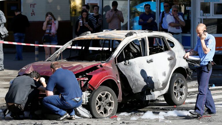 Сотрудники правоохранительных органов на месте взрыва автомобиля, в результате которого погиб журналист Павел Шеремет. Киев, Украина. 20 июля 2016