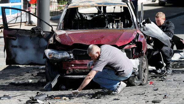 Сотрудники правоохранительных органов на месте взрыва автомобиля, в результате которого погиб журналист Павел Шеремет. Архивное фото