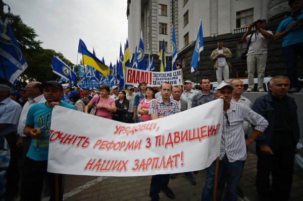 Участники всеукраинского марша протеста Европейским ценам - европейскую зарплату против повышения цен на газ и роста коммунальных тарифов