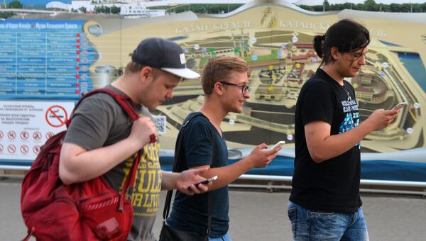 Молодые люди играют в Pokemon Go у Казанского кремля. Архивное фото